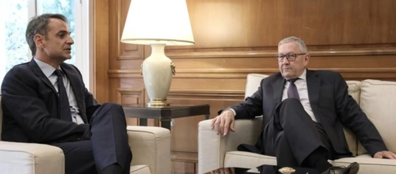 Συνάντηση Κυριάκου Μητσοτάκη με Κλάους Ρέγκλινγκ στο Μέγαρο Μαξίμου - Χαιρετισμός και πάλι με γροθιές (φωτο)